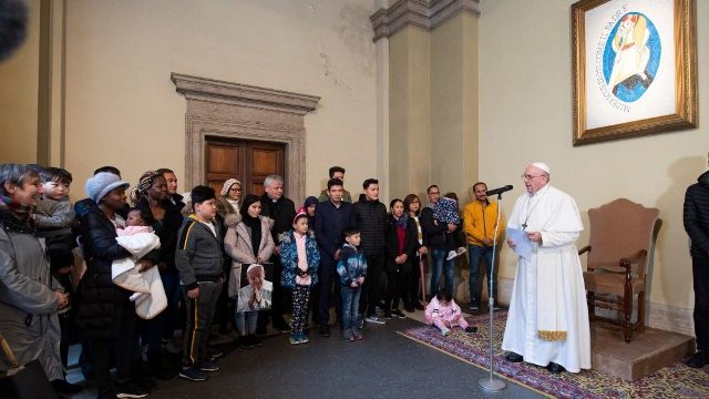 Le Pape exhorte à sauver les migrants en mer.