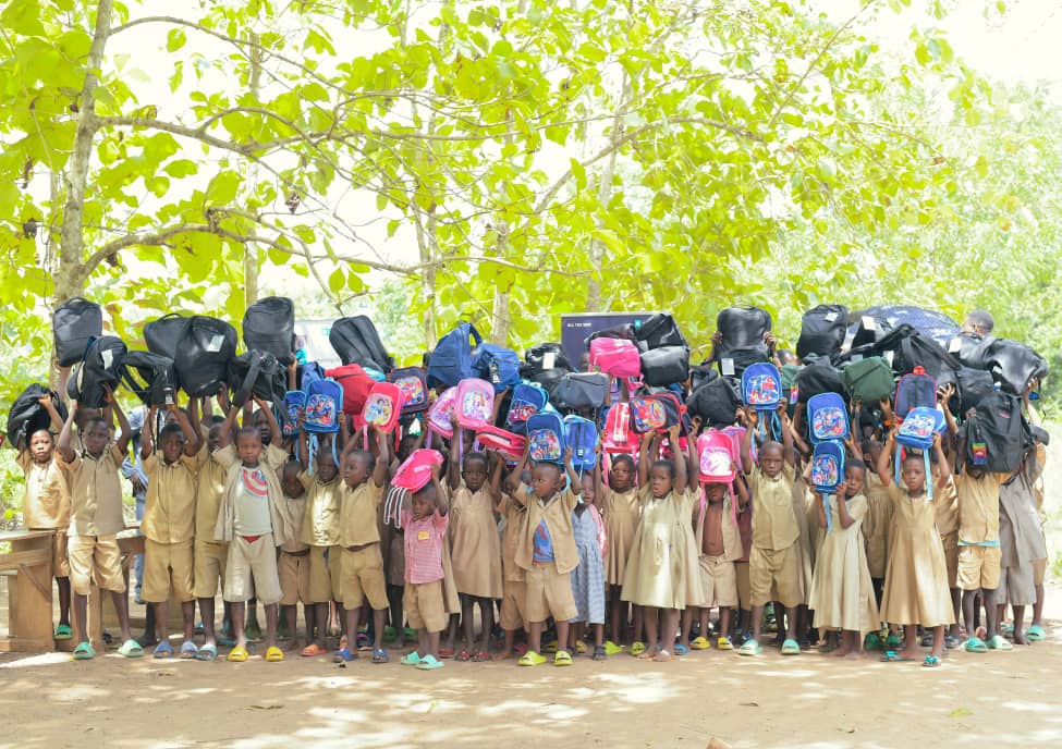 Maersk Togo soutient l’éducation avec des dons de fournitures scolaires et des prix d’excellence