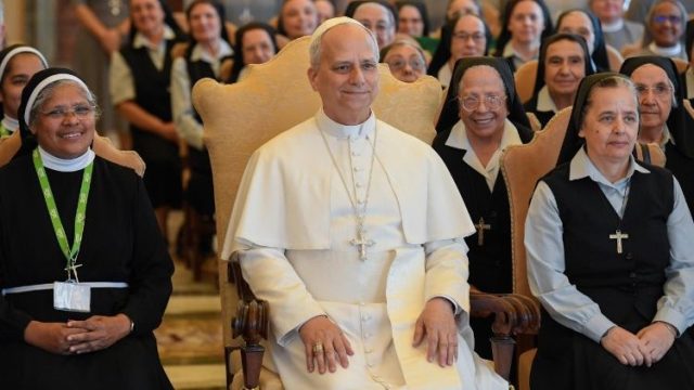 Le Pape exhorte les religieux à soutenir les familles par la prière