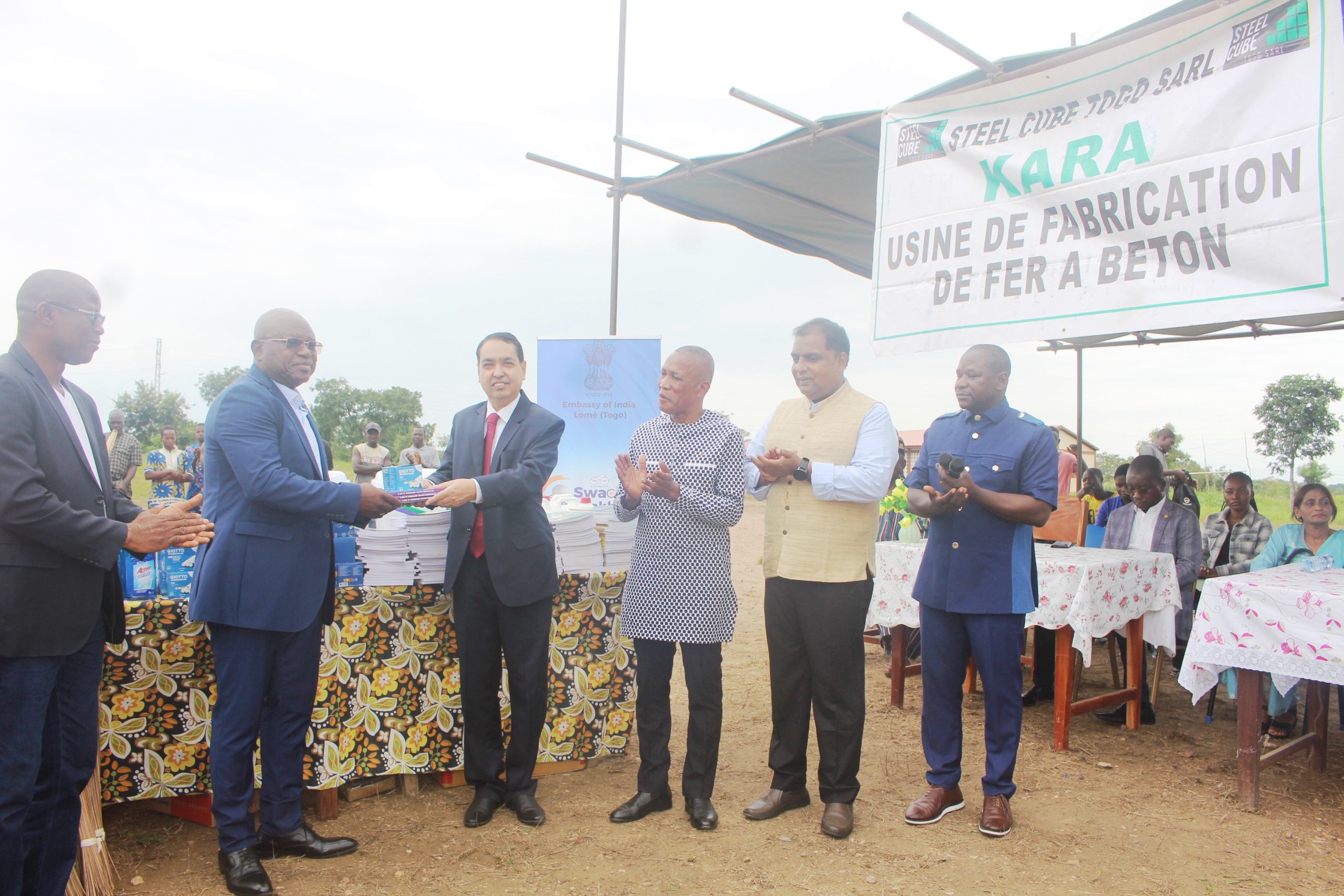 Kara / Steel cube offre des kits scolaires aux élèves de l’EPP Koungouyo
