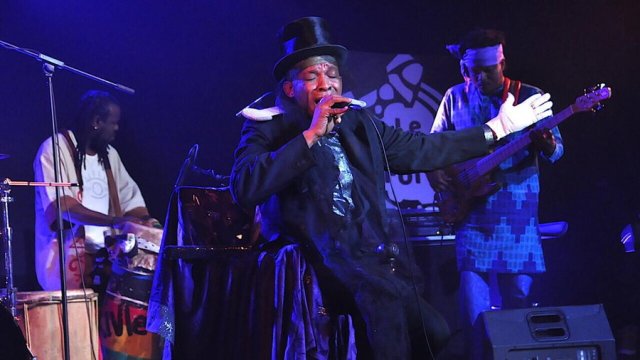 L&rsquo;artiste haïtien Erol Josué défie la mort lors d’une veillée Guédé