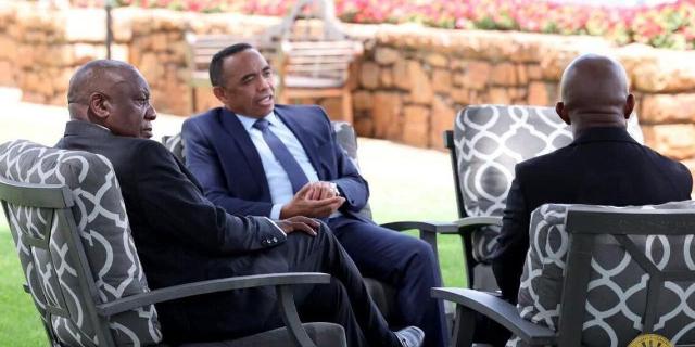 DIPLOMATIE – Le Colonel Michaël Randrianirina “briefe” Cyril Ramaphosa sur les “mesures prises vers un processus de transition pacifique”