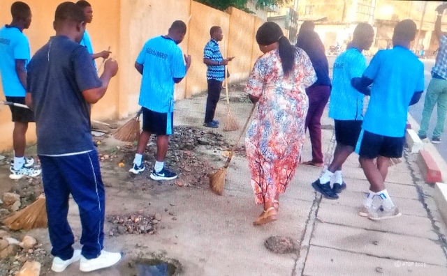 Kloto : opération de salubrité « Togo propre » : Autorités municipales et forces vives de la ville ont rendu propre les rues, les abords et l’enceinte de la mairie