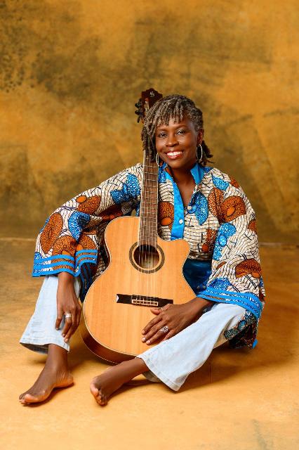 Grace Amegee l’artiste franco –Togolaise est notre invité pour nous présenter son album :  » quand le Mina, le Français et l’Anglais vibrent à l’unisson »