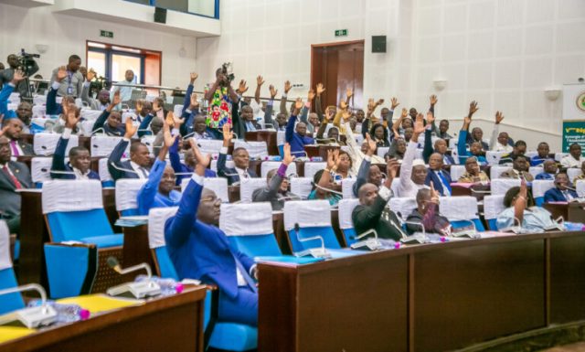 Le Parlement renforce l’arsenal anti-blanchiment et proroge l’état d’urgence dans les Savanes