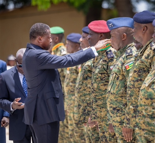 27 avril 2026/des décorations et une « prise d’armes » : Faure Gnassingbé honore des personnalités des forces armées togolaises