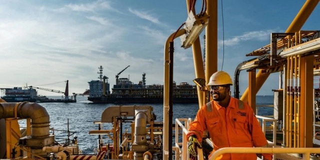 TotalEnergies réalise une nouvelle découverte pétrolière au large du Congo alors que le pays s&rsquo;efforce d&rsquo;atteindre une production de 500 000 barils par jour