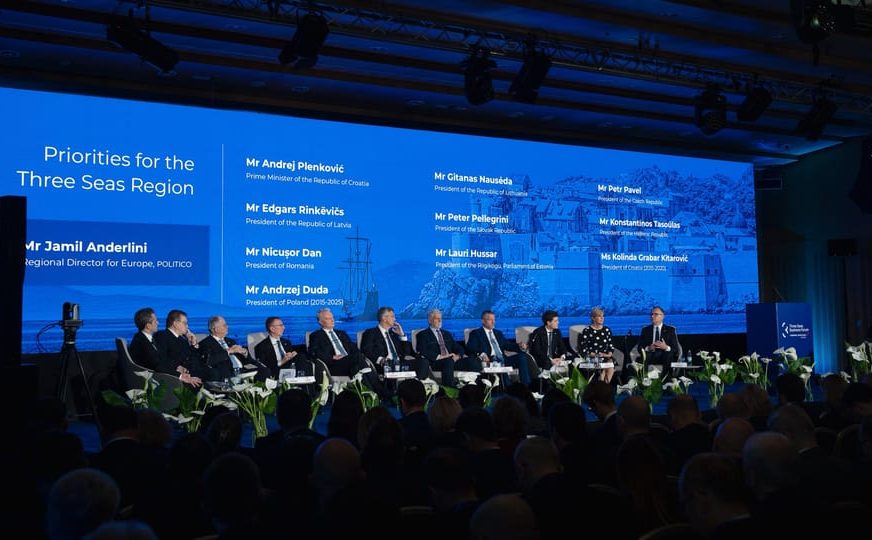 Visegrad, Trois Mers, Slavkov, etc. : à quels groupes régionaux appartient actuellement la Tchéquie ?