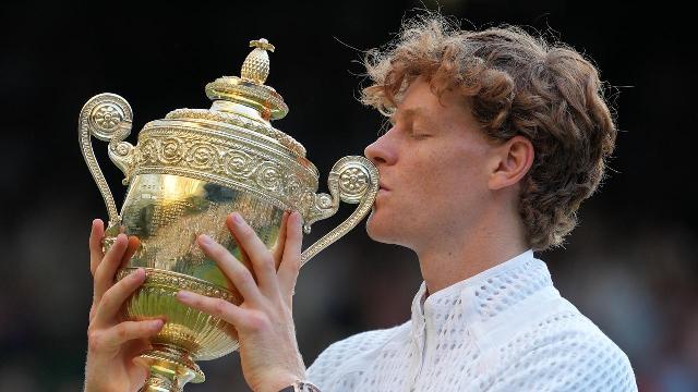 Jannik Sinner sacré après sa victoire contre Alexander Zverev