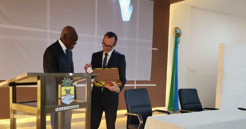 L’ambassadeur de France au Togo reçoit une distinction