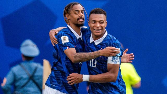 La France terrasse une faible Suède 3-0 et file en 8es