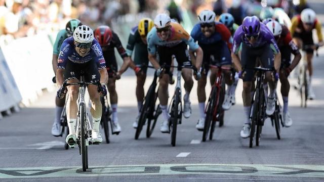 Mauro Schmid 2e de la 17e étape, derrière Jasper Philipsen