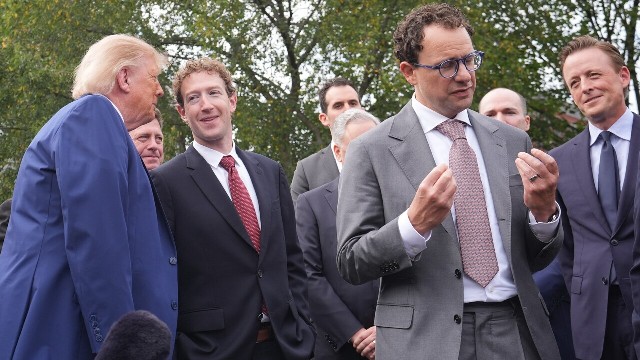 Les patrons de l&rsquo;IA promettent de s&rsquo;autoréguler et adoptent un code de bonne conduite