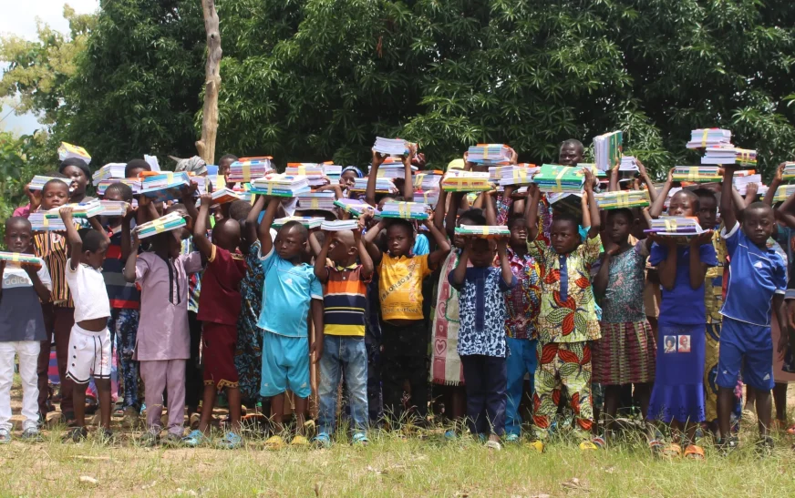 Les meilleurs élèves de Koudjoukada reçoivent des kits scolaires