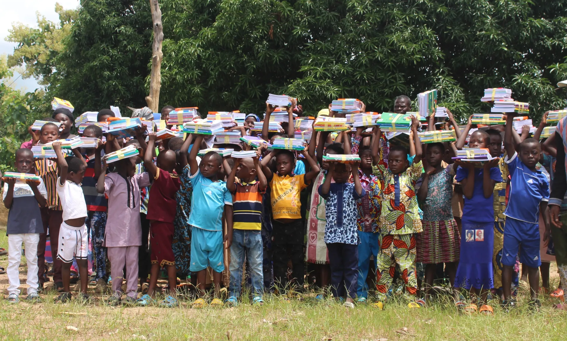 Les meilleurs élèves de Koudjoukada reçoivent des kits scolaires
