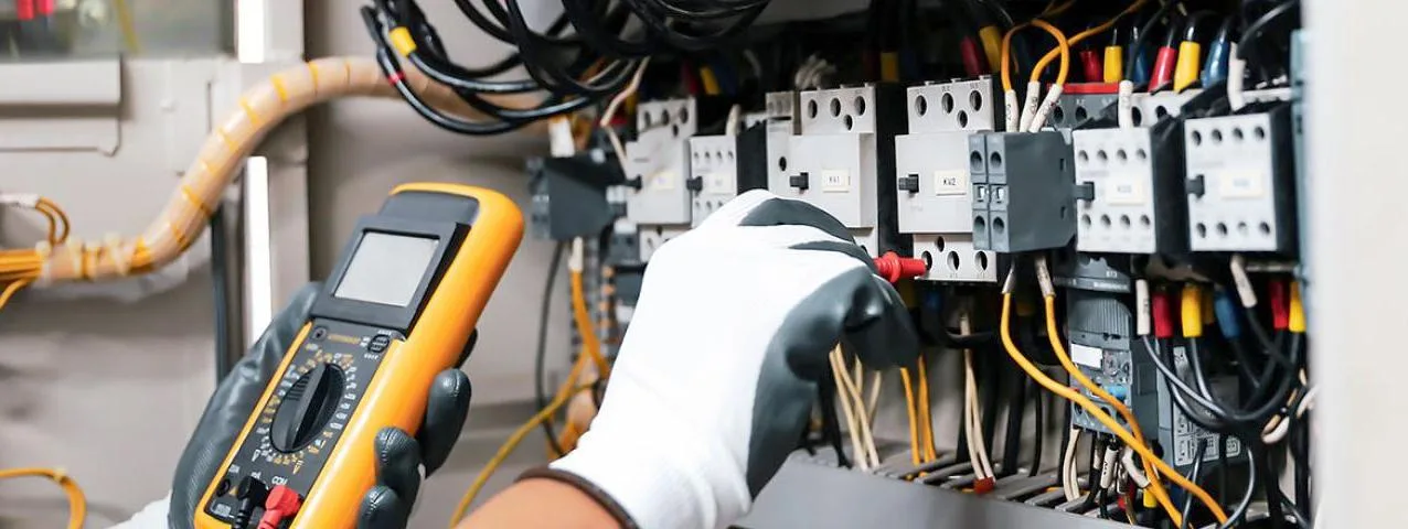 Artisanat : des électriciens perfectionnent leur savoir-faire